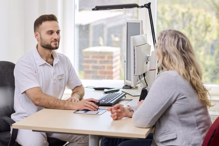 Arzt und Patientin im Gespräch