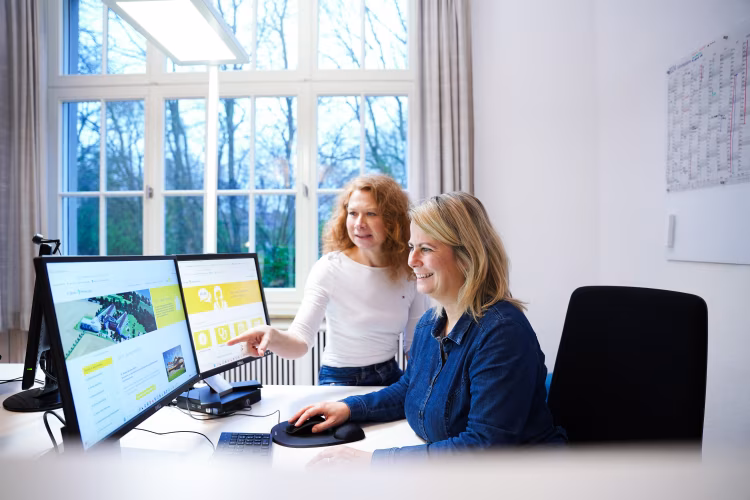 Mitarbeiterinnen am PC