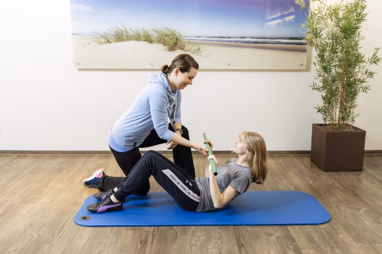 Physiotherapeutin mit Patientin