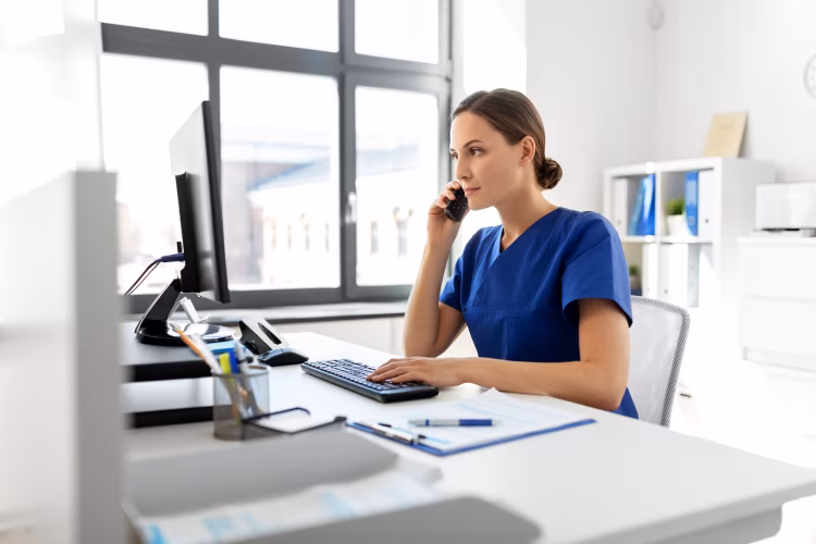 Pflegerin am Telefon